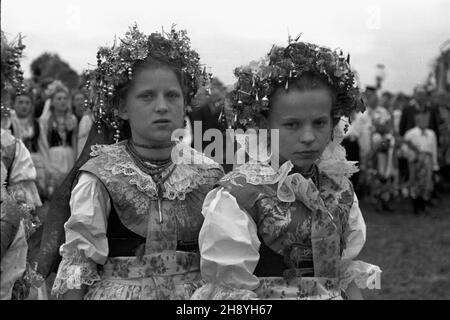 Opole, 1946-09-16. Ogólnopolskie uroczystoœci do¿ynkowe. NZ. Dziewczynki w ludowym stroju opolskim. po/ms PAP/Jerzy Baranowski Opole, 16. September 1946. Nationale Erntefeiern. Im Bild: Mädchen in traditionellen Opole-Kostümen. po/ms PAP/Jerzy Baranowski Stockfoto