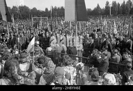 Opole, 1946-09-16. Ogólnopolskie uroczystoœci do¿ynkowe. NZ. Wirni uczestnicz¹ w polowej Mszy Œwiêtej. po/gr PAP/Jerzy Baranowski Opole, 16. September 1946. Nationale Erntefeiern. Im Bild: Gläubige nehmen an der Feldmesse Teil. po/gr PAP/Jerzy Baranowski Stockfoto