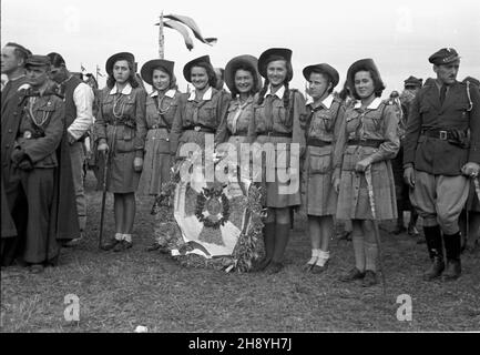 Opole, 1946-09-16. Ogólnopolskie uroczystoœci do¿ynkowe. NZ. Harcerze z wieñcem dla prezydenta Bieruta. po/gr PAP Opole, 16. September 1946. Nationale Erntefeiern. Im Bild: Pfadfinder mit Kranz für Präsident Bierut. po/gr PAP Stockfoto