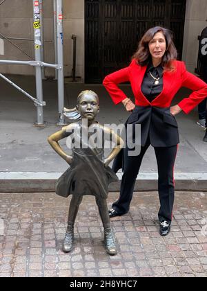 New York, USA. 02nd Dez 2021. Die Statue 'Fearless Girl'. Daneben befindet sich Kristen Visbal, Bildhauerin und Schöpferin der Statue. (To dpa 'New York fürchtet sich um 'Fearless Girl'') Quelle: Benno Schwinghammer/dpa/Alamy Live News Stockfoto