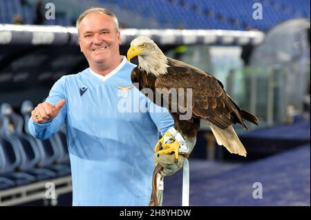 ROM, ITALIEN - 2. DEZEMBER: SS Lazio’s Adler Maskottchen Olimpia während der Serie A Match zwischen SS Lazio und Udinese Calcio im Stadio Olimpico am 2. Dezember 2021 in Rom, Italien (Foto: Ciro Santangelo/Orange Picles) Stockfoto