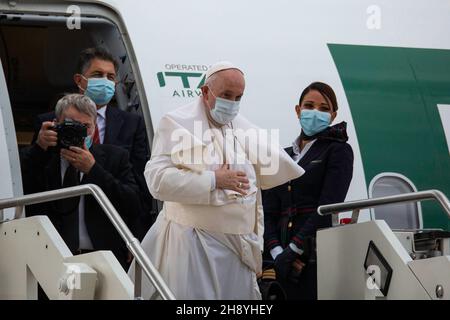 Rom, Italien. 02nd Dez 2021. Papst Franziskus begrüßt Journalisten im Flugzeug während der Veranstaltung. Papst Franziskus verließ den Internationalen Flughafen Leonardo Da Vinci in Fiumicino, Rom, um auf die Apostolische Reise nach Zypern und Griechenland zu gehen. Papst Franziskus fliegt zum ersten Mal mit der neuen italienischen Fluggesellschaft ‘ITA Airways', das Flugzeug trägt die Lackierung des neuen Unternehmens, das die Inschrift auf dem Rumpf mit den Worten ‘geboren 2021' trägt, um den Beginn des Flugbetriebs zu feiern, der am 15. Oktober 2021 stattfand. Kredit: SOPA Images Limited/Alamy Live Nachrichten Stockfoto