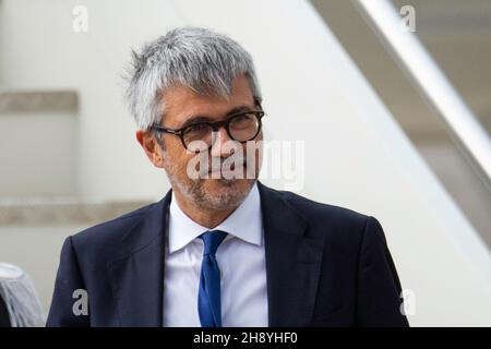 Rom, Italien. 02nd Dez 2021. Fabio Lazzerini, CEO des ITA Airways Unternehmens, wurde während der Veranstaltung gesehen. Papst Franziskus verließ den Internationalen Flughafen Leonardo Da Vinci in Fiumicino, Rom, um auf die Apostolische Reise nach Zypern und Griechenland zu gehen. Papst Franziskus fliegt zum ersten Mal mit der neuen italienischen Fluggesellschaft ‘ITA Airways', das Flugzeug trägt die Lackierung des neuen Unternehmens, das die Inschrift auf dem Rumpf mit den Worten ‘geboren 2021' trägt, um den Beginn des Flugbetriebs zu feiern, der am 15. Oktober 2021 stattfand. Kredit: SOPA Images Limited/Alamy Live Nachrichten Stockfoto