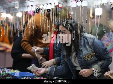 Amritsar, Indien. 2nd Dez 2021. Eine Frau kauft Schmuck während der Punjab International Trade Expo (PITEX) in Amritsar, Indiens nördlichem Bundesstaat Punjab, am 2. Dezember 2021. Internationale Händler nehmen hier vom 2. Bis 6. Dezember an der PITEX 2021 Teil. Quelle: Str/Xinhua/Alamy Live News Stockfoto