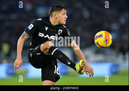 ROM, ITALIEN - 2. DEZEMBER: Nahuel Molina von Udinese Calcio kontrolliert den Ball während des Serie-A-Spiels zwischen SS Lazio und Udinese Calcio im Stadio Olimpico am 2. Dezember 2021 in Rom, Italien (Foto: Ciro Santangelo/Orange PicBilder) Stockfoto