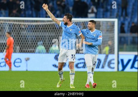 ROM, ITALIEN - 2. DEZEMBER: Francesco Acerbi von der SS Lazio feiert mit Mattia Zaccagni von der SS Lazio nach dem vierten Tor seiner Seite während des Serie-A-Spiels zwischen der SS Lazio und Udinese Calcio im Stadio Olimpico am 2. Dezember 2021 in Rom, Italien (Foto: Ciro Santangelo/Orange Picches) Stockfoto