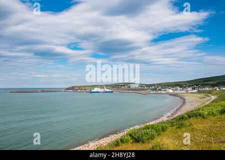 Blick über die Küste der Stadt Husavik im Norden Islands Stockfoto