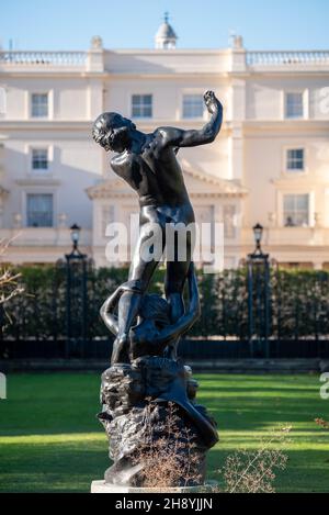 Blick auf die St John's Lodge, Regent's Park, London, Großbritannien, fotografiert an einem klaren Wintertag vom Rosengarten aus. Statue von Hylas im Vordergrund. Stockfoto