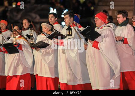 Westminster, London, 02nd. Dezember 2021. Der St. Martin-in-the-Fields-Chor singt. Die Weihnachtsbaumlichter am Trafalgar Square werden heute Abend in einer traditionellen Zeremonie eingeschaltet. Der 25 Meter hohe Baum, in der Regel eine norwegische Fichte, ist ein Geschenk des norwegischen Volkes an London, als Dank für die Unterstützung Großbritanniens im Zweiten Weltkrieg Diese historische Tradition findet seit 1947 jedes Jahr statt. Kredit: Imageplotter/Alamy Live Nachrichten Stockfoto