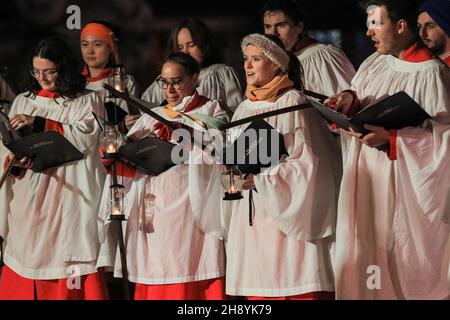 Westminster, London, 02nd. Dezember 2021. Der St. Martin-in-the-Fields-Chor singt. Die Weihnachtsbaumlichter am Trafalgar Square werden heute Abend in einer traditionellen Zeremonie eingeschaltet. Der 25 Meter hohe Baum, in der Regel eine norwegische Fichte, ist ein Geschenk des norwegischen Volkes an London, als Dank für die Unterstützung Großbritanniens im Zweiten Weltkrieg Diese historische Tradition findet seit 1947 jedes Jahr statt. Kredit: Imageplotter/Alamy Live Nachrichten Stockfoto