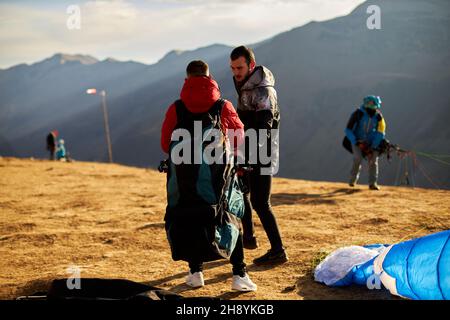 georgien - 23. november 2021: Gleitschirme bereiten sich auf den Flug von oben vor Stockfoto