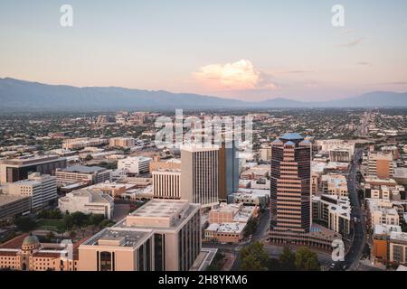 Gebäude in der Innenstadt von Tucson Arizona. Catalina Berge in der Ferne. Stockfoto