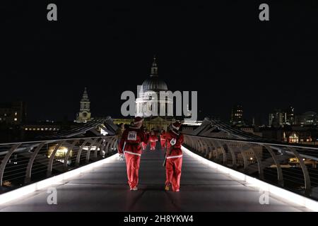 London, Großbritannien, 2nd. Dezember 2021, Hunderte von Wanderern, Rollstuhlfahrer und Läufer nahmen an der festlichen Veranstaltung „Santa in the City“ 5K Teil. Die Teilnehmer, die Santa Suits und Bärte anhatten, folgten einer Route durch die Southbank und die City of London - einige waren in Teams für das Maggies Centre, die Royal Marsden Cancer Charity, Single Obdachlose Project und viele andere Ursachen. Kredit: Elfte Stunde Fotografie/Alamy Live Nachrichten Stockfoto