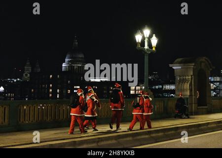 London, Großbritannien, 2nd. Dezember 2021, Hunderte von Wanderern, Rollstuhlfahrer und Läufer nahmen an der festlichen Veranstaltung „Santa in the City“ 5K Teil. Die Teilnehmer, die Santa Suits und Bärte anhatten, folgten einer Route durch die Southbank und die City of London - einige waren in Teams für das Maggies Centre, die Royal Marsden Cancer Charity, Single Obdachlose Project und viele andere Ursachen. Kredit: Elfte Stunde Fotografie/Alamy Live Nachrichten Stockfoto