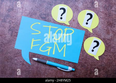 Textschild mit Stopp-FGM. Business Showcase setzte dem Genitalschnitt und der Beschneidung ein Ende und hinterfragte unsichere Gedanken, diskutierte Unsolve Stockfoto