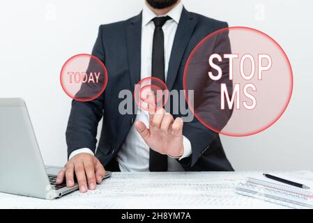 Schild anzeigen Stop Frau Internet Konzept behandeln die Bedingung, die das Gehirn und das Rückenmark beeinflussen können Remote Office Work Online präsentieren Stockfoto