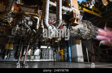 Ein Pratt & Whitney F135-Motor wird in der Sea Level Test Cell 3 auf dem Arnold Air Force Base, Tennessee, 15. November 2021, einer beschleunigten Missionsprüfung unterzogen. Der F135 ist der Motor für die F-35 Lightning II (USA Luftstreitkräfte Fotos von Jill Pickett) Stockfoto