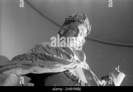 Warszawa, 1946-10. Zniszczona w czasie II wojny œwiatowej figura króla Zygmunta III Wazy z pomnika Kolumna Zygmunta (z 1644 r.), który sta³ na placu Zamkowym. mb PAP/Jerzy Baranowski Dok³adny dzieñ wydarzenia nieustalony. Warschau, 1946. Okt. Die vom Krieg beschädigte Statue von König Sigismund III. Vasa (Zygmunt III Waza), die auf der Sigismund-Säule (von 1644) stand, befindet sich auf dem Zamkowy-Platz. mb PAP/Jerzy Baranowski Stockfoto