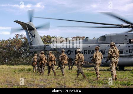 Soldaten der US-Armee aus 2nd Squadron, 14th Kavallerie-Regiment, 25th Infanterie-Division und Marines aus 3rd Bataillon, 3rd Marine-Regiment laden auf einen Sikorsky CH-53E Superhengst auf der Bellows Air Force Station, 30. November 2021. Diese Übung zur Einsatzbereitschaft wurde durchgeführt, um die Fähigkeiten einer gemeinsamen Truppe bei einem kurzfristigen Einsatz in der Indo-Pazifik-Region zu trainieren und zu testen. (USA Armee-Foto von SPC. Rachel Christensen) Stockfoto