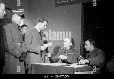 Warszawa, 1946-10-12. Zjazd ¿o³nierzy i weteranów Dywizji Koœciuszkowskiej. po/gr PAP/Jerzy Baranowski Warschau, 12. Oktober 1946. Kongress der Soldaten und Kriegsveteranen der Kosciusko-Division. po/gr PAP/Jerzy Baranowski Stockfoto