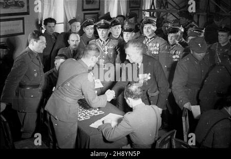 Warszawa, 1946-10-12. Zjazd ¿o³nierzy i weteranów Dywizji Koœciuszkowskiej. po/gr PAP/Jerzy Baranowski Warschau, 12. Oktober 1946. Kongress der Soldaten und Kriegsveteranen der Kosciusko-Division. po/gr PAP/Jerzy Baranowski Stockfoto