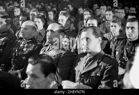 Warszawa, 1946-10-12. Zjazd ¿o³nierzy i weteranów Dywizji Koœciuszkowskiej. po/gr PAP/Jerzy Baranowski Warschau, 12. Oktober 1946. Kongress der Soldaten und Kriegsveteranen der Kosciusko-Division. po/gr PAP/Jerzy Baranowski Stockfoto