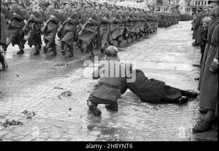 Warszawa, 1946-10-13. Defilada ¿o³nierzy i dywizji im. Tadeusza Koœciuszki na Placu Zwyciêstwa. po/gr PAP/Jerzy Baranowski Warschau, 13. Okt. 1946. Parade der Soldaten der Tadeusz Kosciuszko Division 1st auf dem Zwyciestwa Platz. po/gr PAP/Jerzy Baranowski Stockfoto