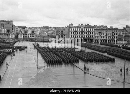 Warszawa, 1946-10-13. Defilada ¿o³nierzy i dywizji im. Tadeusza Koœciuszki na Placu Zwyciêstwa. po/gr PAP/Jerzy Baranowski Warschau, 13. Okt. 1946. Parade der Soldaten der Tadeusz Kosciuszko Division 1st auf dem Zwyciestwa Platz. po/gr PAP/Jerzy Baranowski Stockfoto