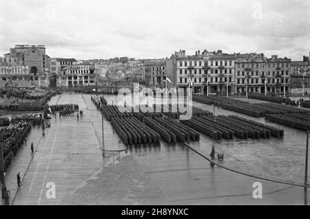 Warszawa, 1946-10-13. Defilada ¿o³nierzy i dywizji im. Tadeusza Koœciuszki na Placu Zwyciêstwa. po/gr PAP/Jerzy Baranowski Warschau, 13. Okt. 1946. Parade der Soldaten der Tadeusz Kosciuszko Division 1st auf dem Zwyciestwa Platz. po/gr PAP/Jerzy Baranowski Stockfoto