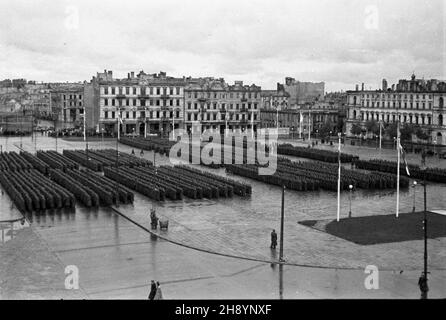 Warszawa, 1946-10-13. Defilada ¿o³nierzy i dywizji im. Tadeusza Koœciuszki na Placu Zwyciêstwa. po/gr PAP/Jerzy Baranowski Warschau, 13. Okt. 1946. Parade der Soldaten der Tadeusz Kosciuszko Division 1st auf dem Zwyciestwa Platz. po/gr PAP/Jerzy Baranowski Stockfoto