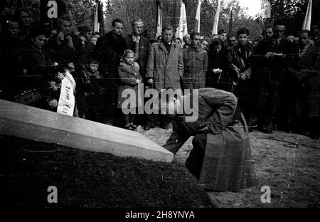 Warszawa, 1946-10-16. Uroczyste ods³oniêcie tablicy upamiêtniaj¹cej ofiary zbiorowej egzekucji przeprowadzonej przez Niemców w okupowanej Warszawie. po/gr PAP/Stanis³aw D¹browiecki Warschau, 16. Oktober 1946. Enthüllung einer Gedenktafel zur Erinnerung an eine Massenexekution durch Deutsche im besetzten Warschau. po/gr PAP/Stanislaw Dabrowiecki Stockfoto