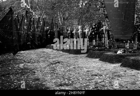 Warszawa, 1946-10-16. Uroczyste ods³oniêcie tablicy upamiêtniaj¹cej ofiary zbiorowej egzekucji przeprowadzonej przez Niemców w okupowanej Warszawie. po/gr PAP/Stanis³aw D¹browiecki Warschau, 16. Oktober 1946. Enthüllung einer Gedenktafel zur Erinnerung an eine Massenexekution durch Deutsche im besetzten Warschau. po/gr PAP/Stanislaw Dabrowiecki Stockfoto