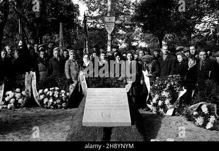 Warszawa, 1946-10-16. Uroczyste ods³oniêcie tablicy upamiêtniaj¹cej ofiary zbiorowej egzekucji przeprowadzonej przez Niemców w okupowanej Warszawie. po/gr PAP/Stanis³aw D¹browiecki Warschau, 16. Oktober 1946. Enthüllung einer Gedenktafel zur Erinnerung an eine Massenexekution, die von Deutschen im besetzten Warschau abgehalten wurde. po/gr PAP/Stanislaw Dabrowiecki Stockfoto