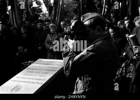 Warszawa, 1946-10-16. Uroczyste ods³oniêcie tablicy upamiêtniaj¹cej ofiary zbiorowej egzekucji przeprowadzonej przez Niemców w okupowanej Warszawie. po/gr PAP/Stanis³aw D¹browiecki Warschau, 16. Oktober 1946. Enthüllung einer Gedenktafel zur Erinnerung an eine Massenexekution durch Deutsche im besetzten Warschau. po/gr PAP/Stanislaw Dabrowiecki Stockfoto