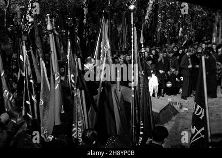 Warszawa, 1946-10-16. Uroczyste ods³oniêcie tablicy upamiêtniaj¹cej ofiary zbiorowej egzekucji przeprowadzonej przez Niemców w okupowanej Warszawie. NZ. Przemawia Zenon Kliszko. po/gr PAP/Stanis³aw D¹browiecki Warschau, 16. Oktober 1946. Enthüllung einer Gedenktafel zur Erinnerung an eine Massenexekution, die von Deutschen im besetzten Warschau durchgeführt wurde. Im Bild: Zenon Kliszko spricht. po/gr PAP/Stanislaw Dabrowiecki Stockfoto