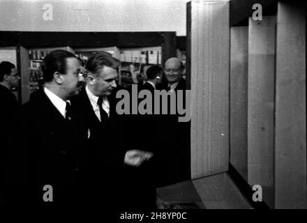 Warszawa, 1946-10-17. Muzeum Narodowe, otwarcie wystawy pt. Czechos³owacja 1939/1945. NZ. m.in. prezes PSL Stanis³aw Miko³ajczyk (P), Premier Edward Osóbka-Morawski (3L). po/gr PAP/Stanis³aw D¹browiecki Warschau, 17. Oktober 1946. Nationalmuseum, Eröffnung einer Ausstellung mit dem Titel Tschechoslowakei 1939/1945. Im Bild: PSL-Führer Stanislaw Mikolajczyk (rechts), Premierminister Edward Osobka-Morawski (3rd links). po/gr PAP/Stanislaw Dabrowiecki Stockfoto