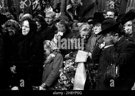 Warszawa, 1946-10-16. Uroczyste ods³oniêcie tablicy upamiêtniaj¹cej ofiary zbiorowej egzekucji przeprowadzonej przez Niemców w okupowanej Warszawie. po/gr PAP/Stanis³aw D¹browiecki Warschau, 16. Oktober 1946. Enthüllung einer Gedenktafel zur Erinnerung an eine Massenexekution durch Deutsche im besetzten Warschau. po/gr PAP/Stanislaw Dabrowiecki Stockfoto