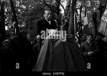 Warszawa, 1946-10-16. Uroczyste ods³oniêcie tablicy upamiêtniaj¹cej ofiary zbiorowej egzekucji przeprowadzonej przez Niemców w okupowanej Warszawie. NZ. Przemawia Zenon Kliszko. po/gr PAP/Stanis³aw D¹browiecki Warschau, 16. Oktober 1946. Enthüllung einer Gedenktafel zur Erinnerung an eine Massenexekution, die von Deutschen im besetzten Warschau durchgeführt wurde. Im Bild: Zenon Kliszko spricht. po/gr PAP/Stanislaw Dabrowiecki Stockfoto