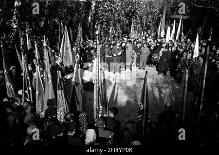 Warszawa, 1946-10-16. Uroczyste ods³oniêcie tablicy upamiêtniaj¹cej ofiary zbiorowej egzekucji przeprowadzonej przez Niemców w okupowanej Warszawie. NZ. Przemawia Zenon Kliszko. po/gr PAP/Stanis³aw D¹browiecki Warschau, 16. Oktober 1946. Enthüllung einer Gedenktafel zur Erinnerung an eine Massenexekution, die von Deutschen im besetzten Warschau durchgeführt wurde. Im Bild: Zenon Kliszko spricht. po/gr PAP/Stanislaw Dabrowiecki Stockfoto