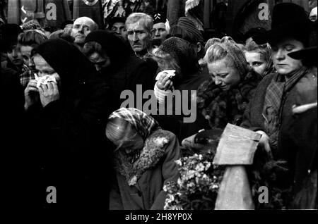 Warszawa, 1946-10-16. Uroczyste ods³oniêcie tablicy upamiêtniaj¹cej ofiary zbiorowej egzekucji przeprowadzonej przez Niemców w okupowanej Warszawie. po/gr PAP/Stanis³aw D¹browiecki Warschau, 16. Oktober 1946. Enthüllung einer Gedenktafel zur Erinnerung an eine Massenexekution durch Deutsche im besetzten Warschau. po/gr PAP/Stanislaw Dabrowiecki Stockfoto