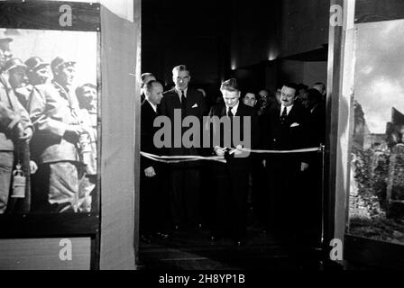 Warszawa, 1946-10-17. Muzeum Narodowe, otwarcie wystawy pt. Czechos³owacja 1939/1945. NZ. wstêgê przecina Premier Edward Osóbka-Morawski, pierwszy z lewej Stanis³aw Lorentz. po/gr PAP/Stanis³aw D¹browiecki Warschau, 17. Oktober 1946. Nationalmuseum, Eröffnung einer Ausstellung mit dem Titel Tschechoslowakei 1939/1945. Im Bild: minister Edward Osobka-Morawski schneidet das Band, 1st links Stanislaw Lorentz. po/gr PAP/Stanislaw Dabrowiecki Stockfoto