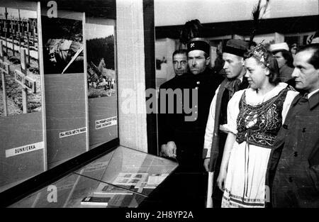 Warszawa, 1946-10-17. Muzeum Narodowe, otwarcie wystawy pt. Czechos³owacja 1939/1945. po/gr PAP/Stanis³aw D¹browiecki Warschau, 17. Oktober 1946. Nationalmuseum, Eröffnung einer Ausstellung mit dem Titel Tschechoslowakei 1939/1945. Im Bild: premierminister Edward Osobka-Morawski (Mitte). po/gr PAP/Stanislaw Dabrowiecki Stockfoto