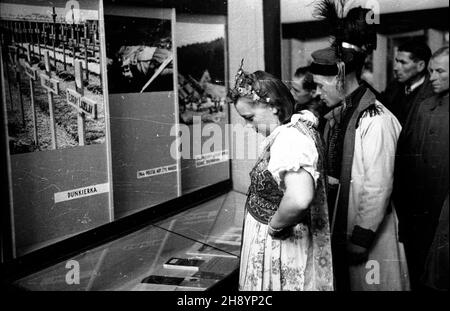 Warszawa, 1946-10-17. Muzeum Narodowe, otwarcie wystawy pt. Czechos³owacja 1939/1945. po/gr PAP/Stanis³aw D¹browiecki Warschau, 17. Oktober 1946. Nationalmuseum, Eröffnung einer Ausstellung mit dem Titel Tschechoslowakei 1939/1945. po/gr PAP/Stanislaw Dabrowiecki Stockfoto