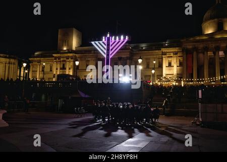 London, Großbritannien, London, Großbritannien, 2nd. Dez., 2021 fand die Beleuchtung des Weihnachtsbaums auf dem Trafalgar Square mit Hunderten von Schaustellern in einer jährlichen Zeremonie statt, die seit 1947 stattfand. Die Fichte, die mit einer Höhe von 24m m groß ist, wurde von norwegischen Förstern gezüchtet und als Symbol für die anhaltende Freundschaft zwischen Norwegen und den Ländern Großbritannien für die militärische Unterstützung während des Zweiten Weltkriegs gedankt. Kredit: Elfte Stunde Phorographie/Alamy Live Nachrichten Stockfoto