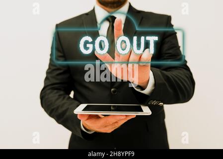 Konzeptuelle Bildunterschrift Go Out. Geschäftsidee, einen Raum oder ein Gebäude zu verlassen, vor allem, um etwas zu tun, das neue Technologieideen diskutiert Stockfoto