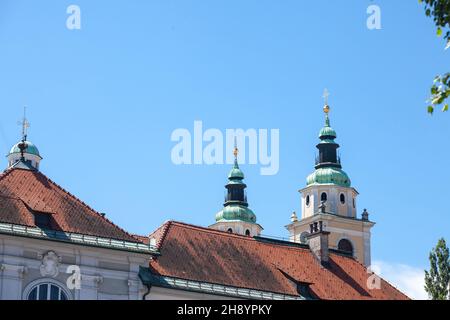 Bild des Kirchturms der Kathedrale von Ljubljana. Kathedrale von Ljubljana, offiziell St. Nikolaus-Kirche genannt, auch St. Nikolaus-Kathed genannt Stockfoto