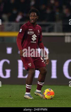 Turin, Italien, 2nd. Dezember 2021. Ola Aina vom FC Turin während des Spiels der Serie A im Stadio Grande Torino, Turin. Bildnachweis sollte lauten: Jonathan Moscrop / Sportimage Stockfoto