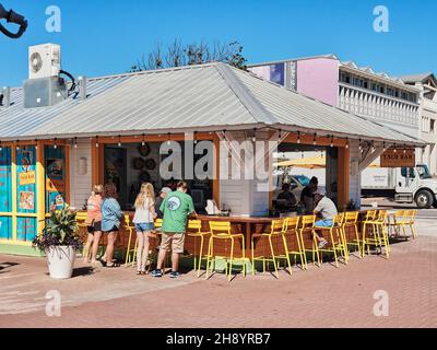 Menschen, die in einer Taco-Bar oder einem Taco-Standrestaurant im Freien im Ferienort Seaside Florida, USA, bestellen und essen. Stockfoto