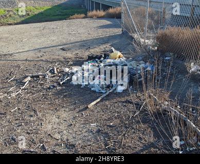 Abfall, Abfall, übersät, übersät, Müll, Alameda Creek Trail, East Bay Regional, Parks, Trail, 880 Freeway in Union City, Kalifornien, USA, USA, Stockfoto