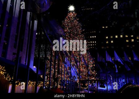 Rockefeller Center, New York, USA, 01. Dezember 2021 - Tausende von Menschen nahmen heute an der Weihnachtsbaumbeleuchtung am Rockefeller Center in New York City Teil. Foto: Giada Papini/EuropaNewswire BILDNACHWEIS ERFORDERLICH. Stockfoto